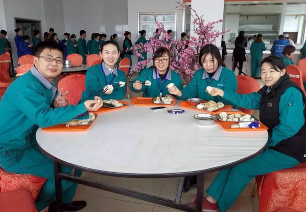 洁神股份冬至包饺子 情暖员工心 